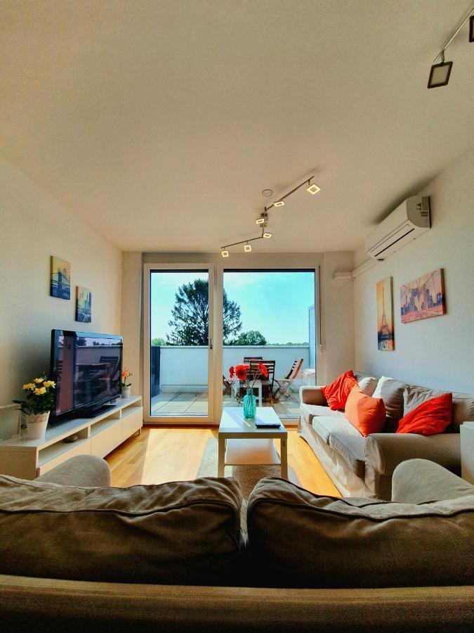 Near Lake Two Bedroom Fully Furnished Apartment Вена Экстерьер фото